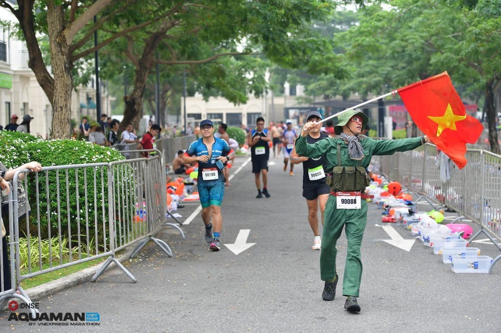 Hình ảnh runner trong màu cờ sắc áo người chiến sĩ Việt Nam