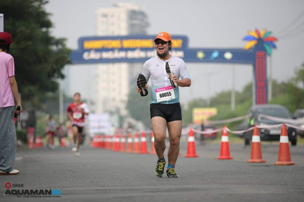 Runner vui tính với đôi giày “rơi đế”